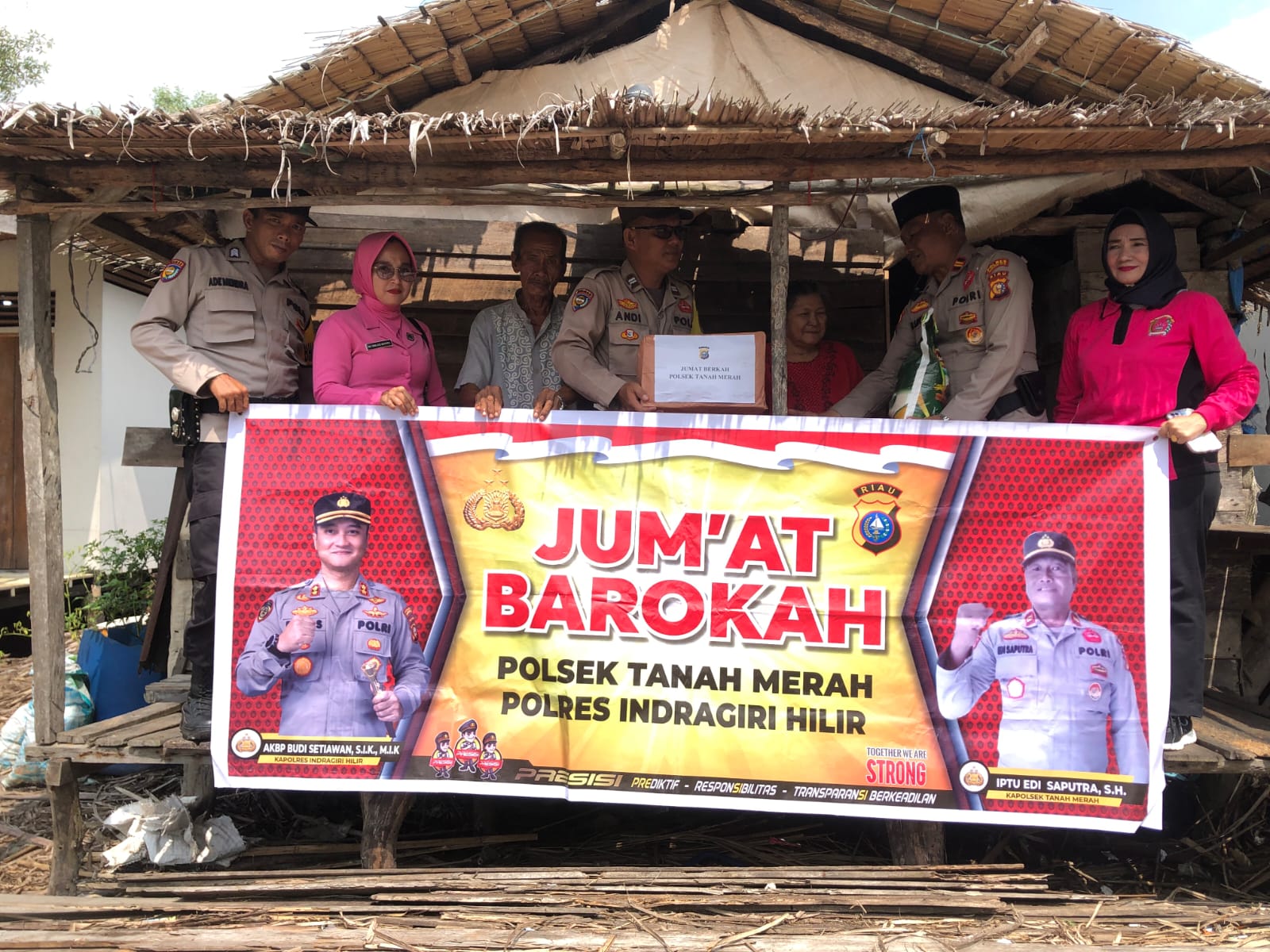 Polsek Tanah Merah Berbagi Sembako untuk Warga Kurang Mampu
