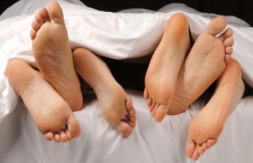 Parah! Seorang Istri Tawarkan Layanan Threesome Bersama Suami