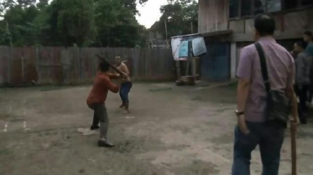 Polisi duel dengan orang gila
