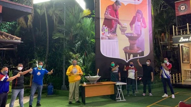 Ditengah Ekonomi Sulit, Andi Arief Pamer Foto SBY Lagi Jualan Nasi Goreng