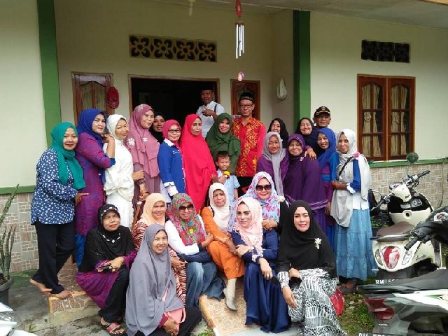 Penuhi Nazar, Ade Hartati Berangkatkan Anggota Tim Tirai Umroh