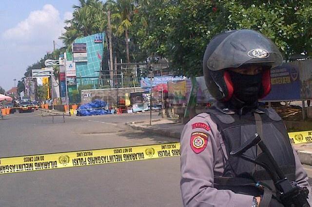 Saksi Melihat 2 Orang Meletakan Ransel di Depan ITC Depok