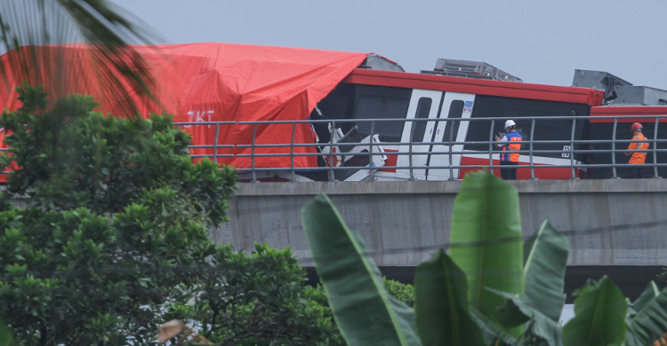 2 LRT Tubrukan Di Cibubur, Untung Tak Ada Penumpang