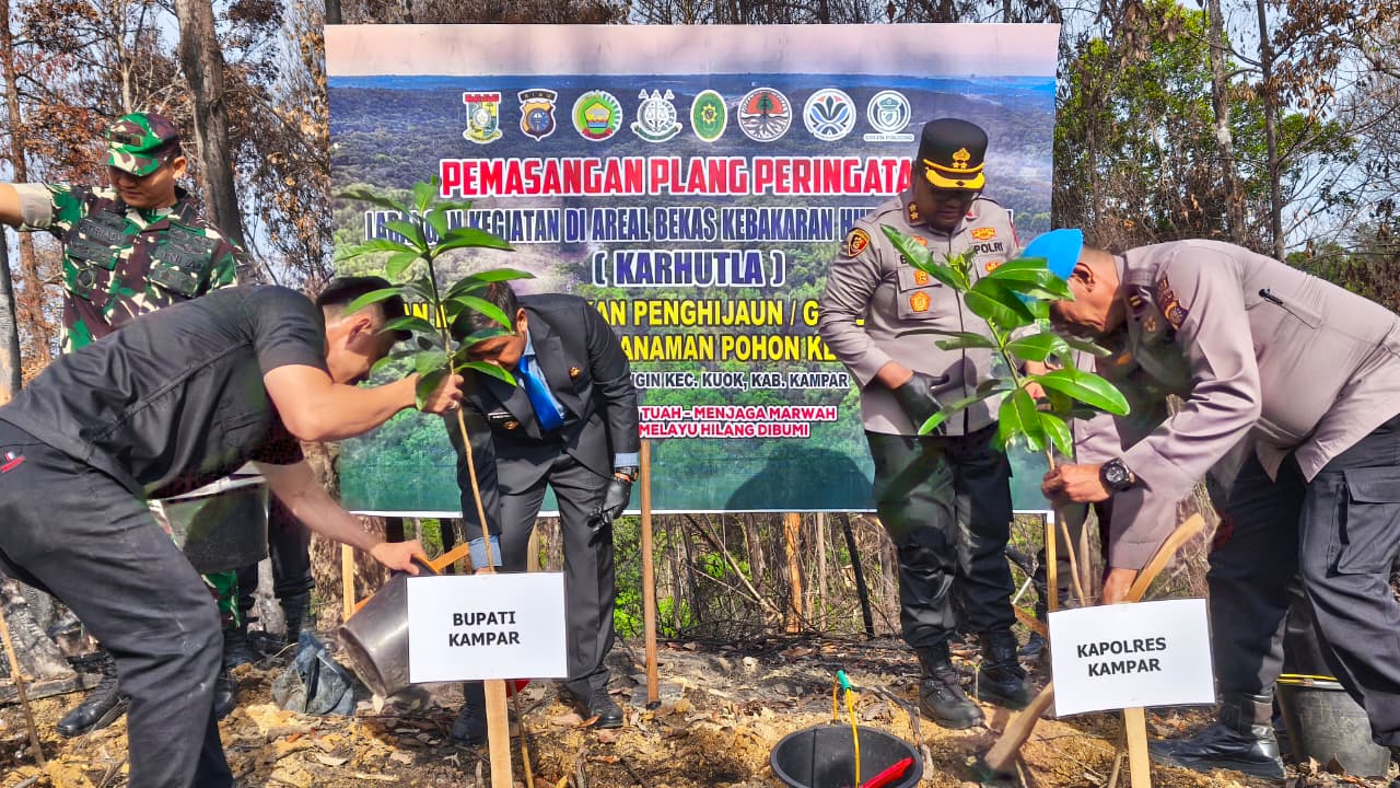 Bersama Bupati Kampar, Kapolres Pasang Plang Larangan di Lahan Bekas Karhutla