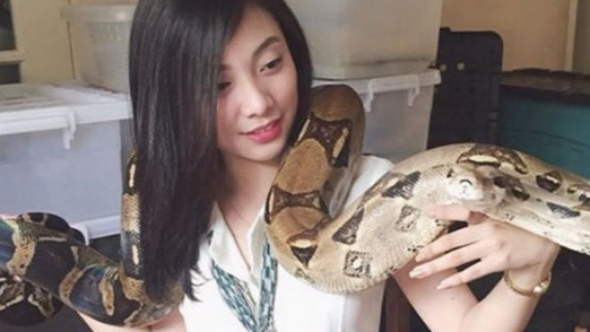 Senang Pegang Ular, Guru Cantik Ini Jadi Idola Baru Netizen