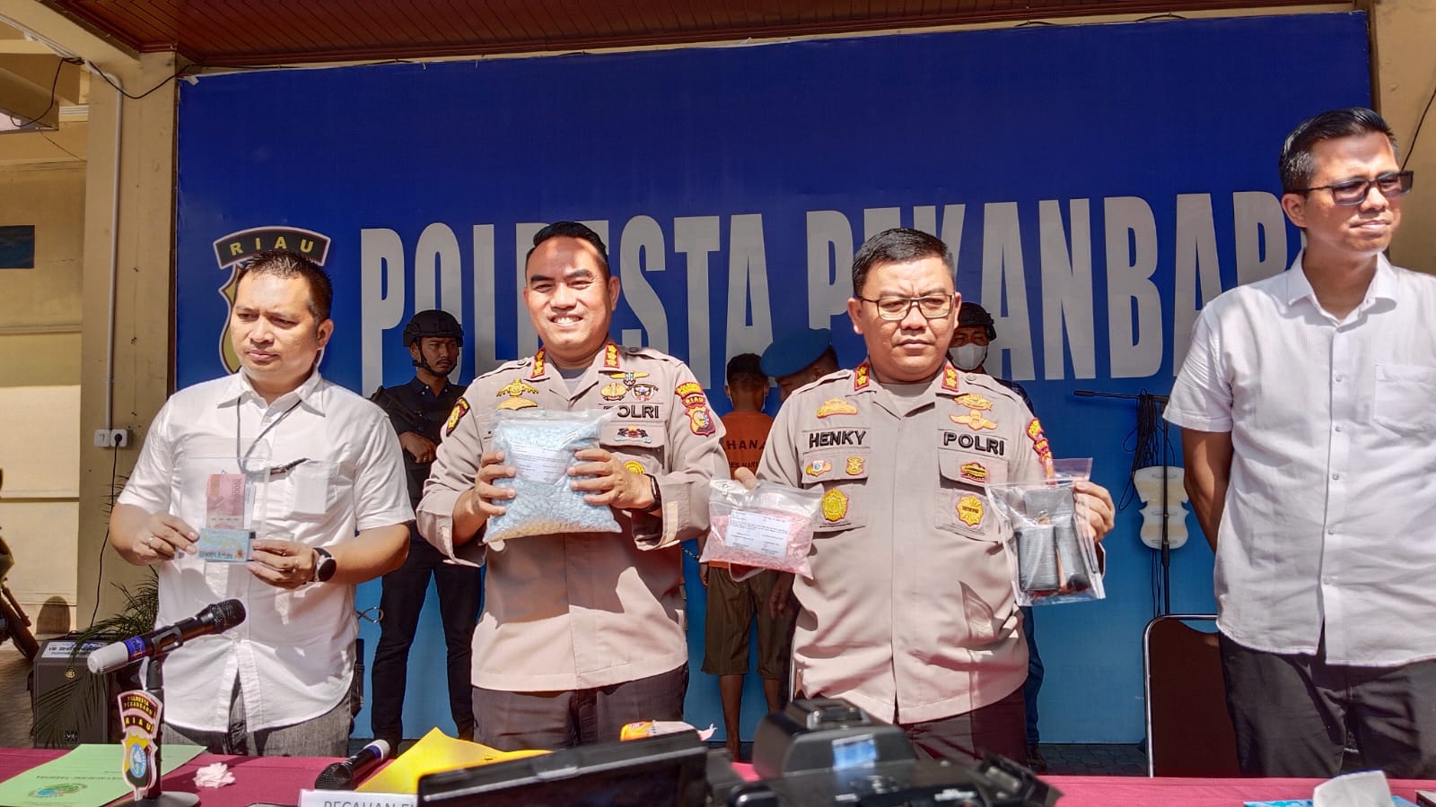 Satresnarkoba Polresta Pekanbaru Amankan 8.367 Butir Ekstasi dari 2 Pelaku