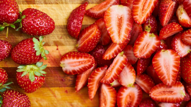Hilangkan Plak dan Putihkan Gigi dengan Buah Stroberi