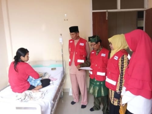 Zulaikhah Wardan Serahkan Bantuan Dari PMI Inhil Kepada Bayi Penderita Infeksi Paru - Paru
