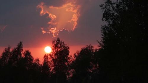 Mengapa Anak Kecil Disuruh Masuk ke Rumah saat Senja?