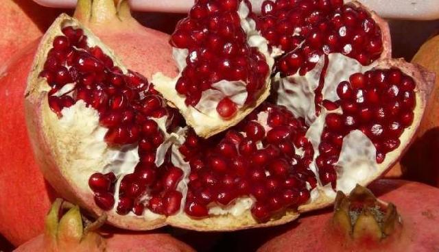 Kulit Lebih Muda dengan Masker Buah Delima