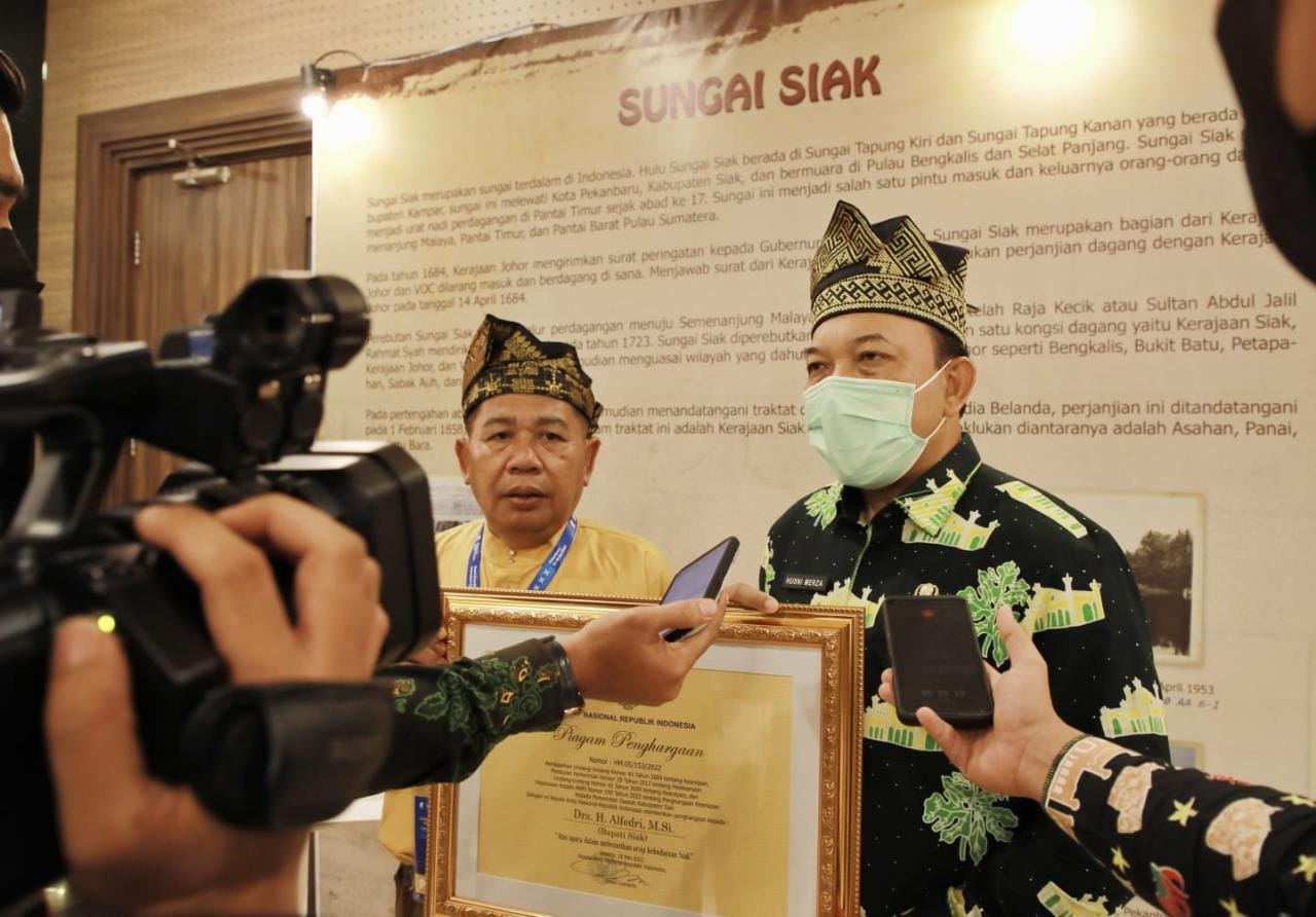 Dinilai Berjasa Mengarsipkan Kerajaan Siak, Bupati Alfedri Mendapat Penghargaan Dari Arsip Nasional RI