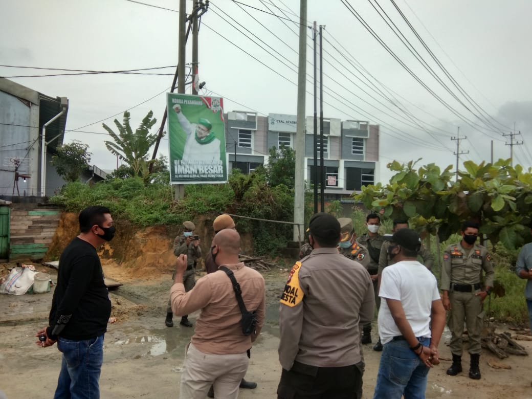 Tim Yustisi Pekanbaru Bersihkan Spanduk tak Berizin