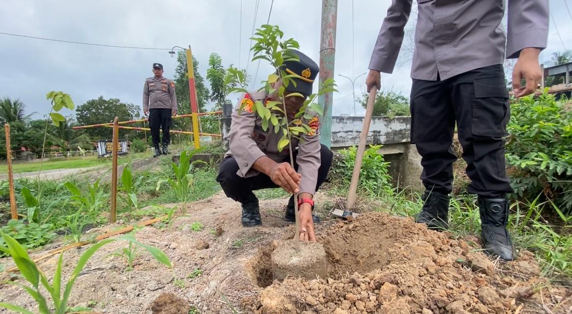Kapolsek Bangko Pusako Tanam Pohon Dukung Program Kapolda Riau, Wujudkan Green Policing
