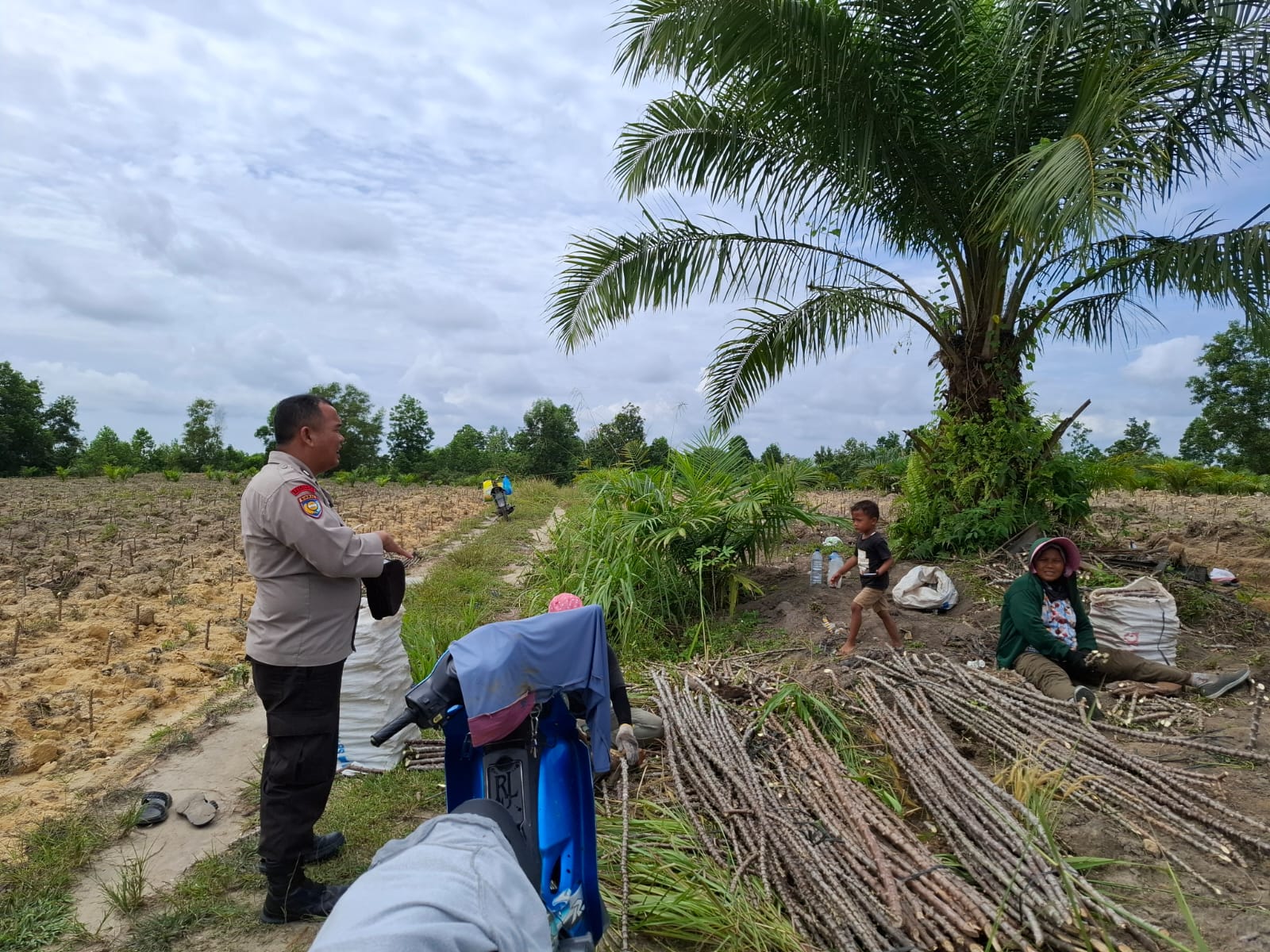 Polsek Mandau Dukung Ketahanan Pangan dan Ajak Warga Jaga Kamtibmas Pasca Pilkada
