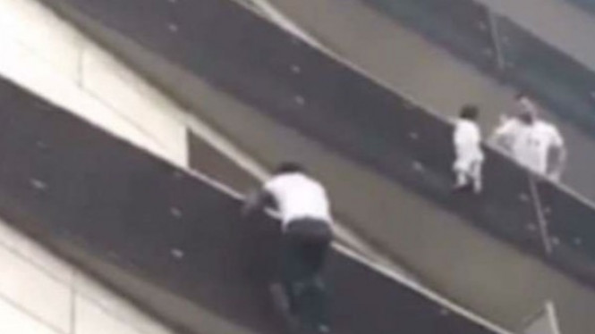 Aksi Spiderman di Kehidupan Nyata Selamatkan Anak Kecil