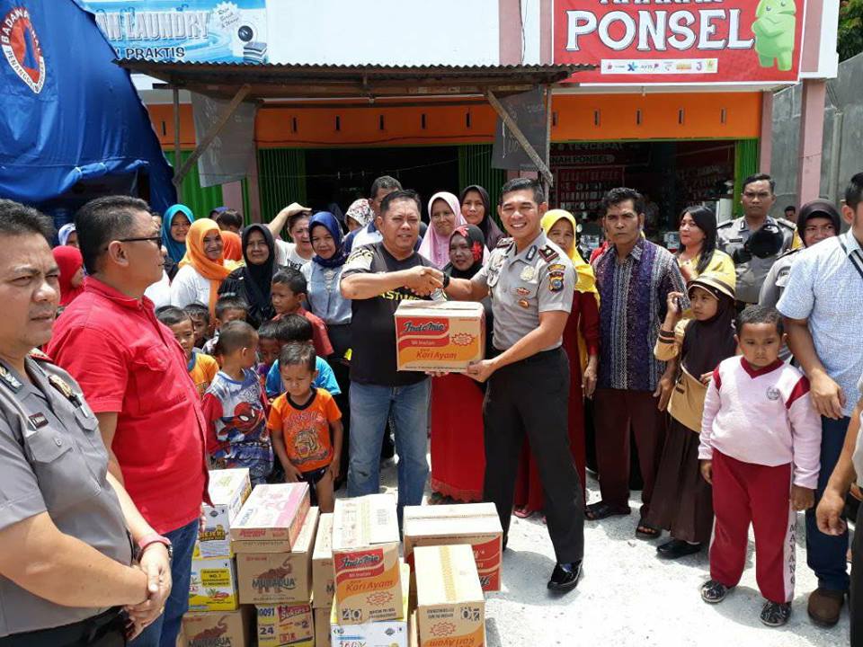 Korban Banjir di Jalan Cipta Karya Pekanbaru Dapat Bantuan Dari Polsek Tampan