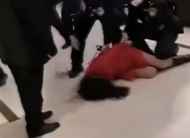 Tak Mau Pakai Masker, Wanita di China Diseret Keluar Supermarket