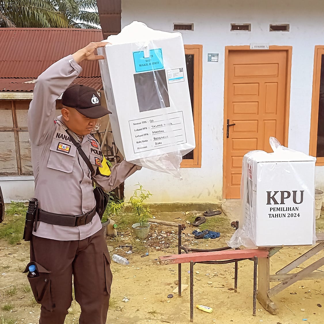 Polsek Mandau Lakukan Pengawalan Ketat Kotak Suara di Pilkada 2024