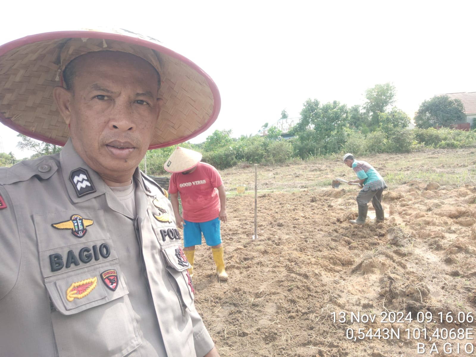 Penanaman Bibit Jagung oleh Bhabinkamtibmas Polresta Pekanbaru untuk Ketahanan Pangan di Kelurahan Tirtasiak