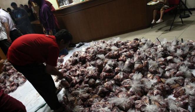 Jangan Bungkus Daging Kurban dengan Kantong Plastik Hitam