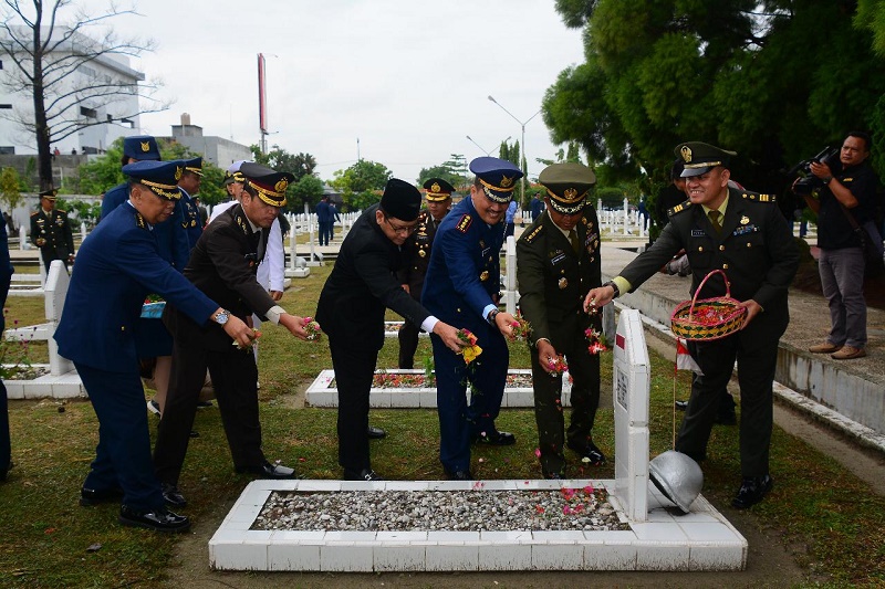 TNI Taburi Bunga ke Makam Pahlawan Dalam Rangka HUT ke-72
