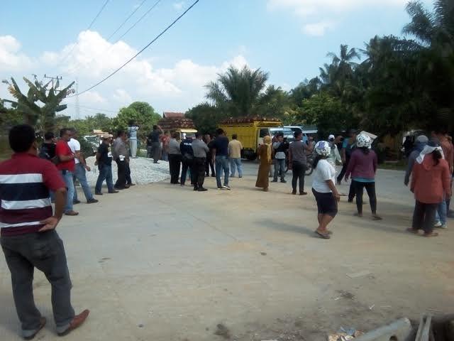 Kisruh Buruh di PT PCR, Ibu-ibu Setempat Hadang Truk Masuk PKS