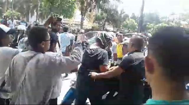 Pengemudi Taksi online dan Gojek di Pekanbaru, Dipukuli dan Seragam Dilucuti