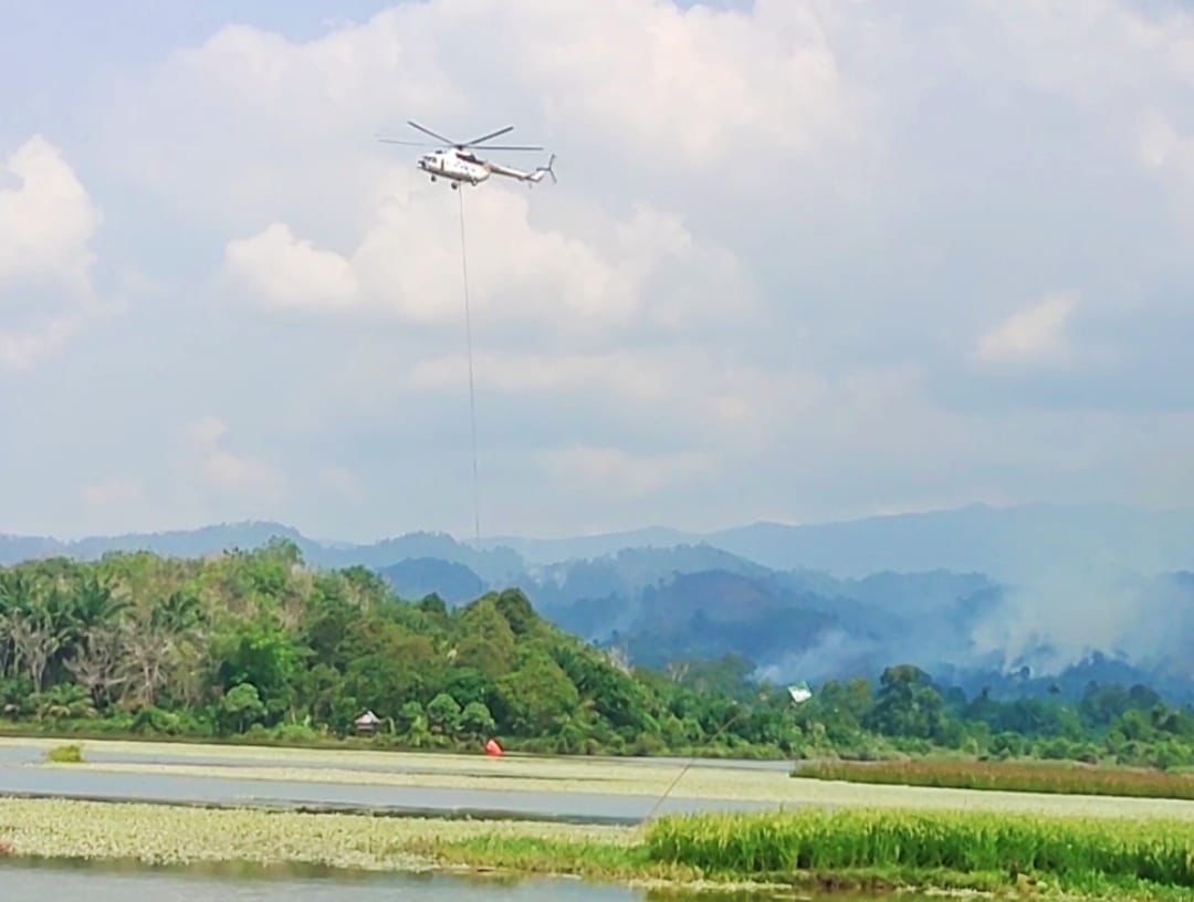Pemadaman Karhutla di Rokan Hulu Dilakukan dengan Water Bombing