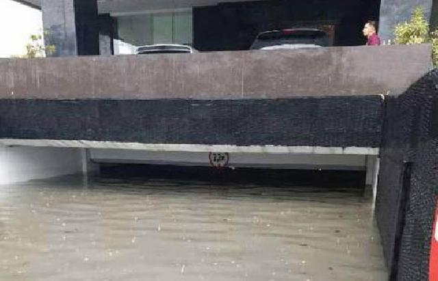 Banjir, 17 Kendaraan Tenggelam di Basement Hotel Grand Central Pekanbaru