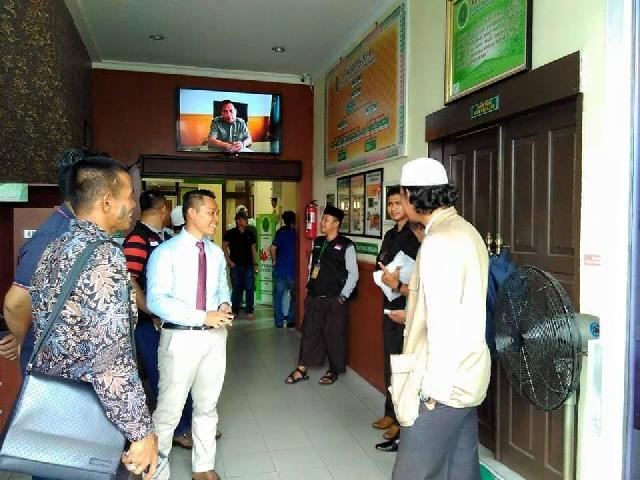 Massa FPI Sesaki Ruang Sidang Penistaan Agama di Pekanbaru