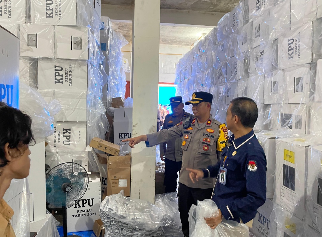 Wakapolres Rohul Tinjau Gudang Logistik Pemilu, Cek Surat Suara