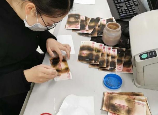 Wanita Ini Panggang Rp6 Juta untuk Sterilkan Uang dari Virus