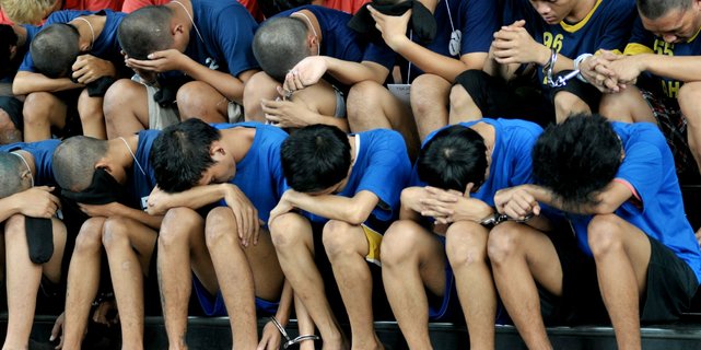 Sebelum Dibebaskan, 26 Anggota Geng Motor Brigez Menangis dan Cium Kaki Ibu