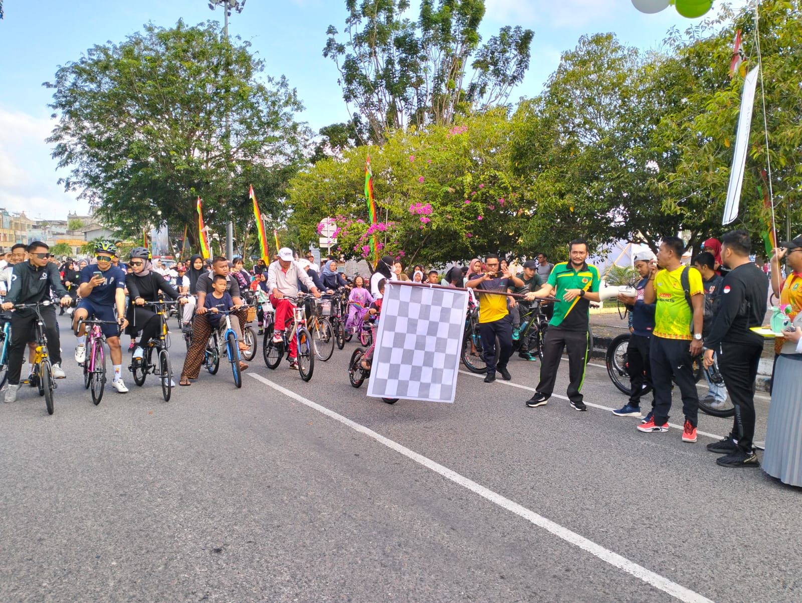 Bertabur Hadiah, Ketua KONI Lepas Ribuan Peserta Sepeda Santai