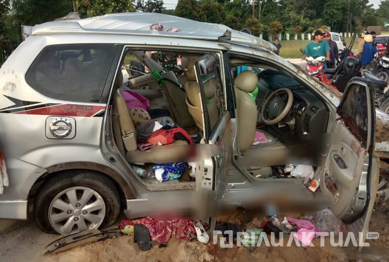 Ngeri, Kepala Korban Putus saat Avanza Tabrak Truk di Kampar