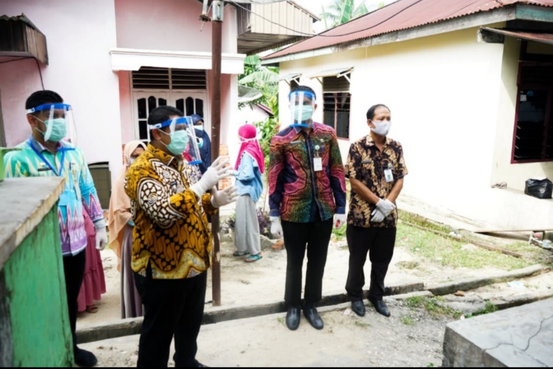 Camat Mandau Melayat kerumah Duka 2 PDP sampaikan Belasungkawa dan beri bantuan selama Karantina