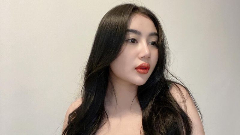 Pose Pamela Safitri di Ranjang Bikin Salfok, Netizen: Bajunya Melorot Kak