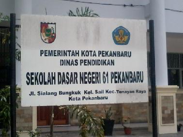 Murid SDN 61 Pekanbaru Belajar di Atas Tikar