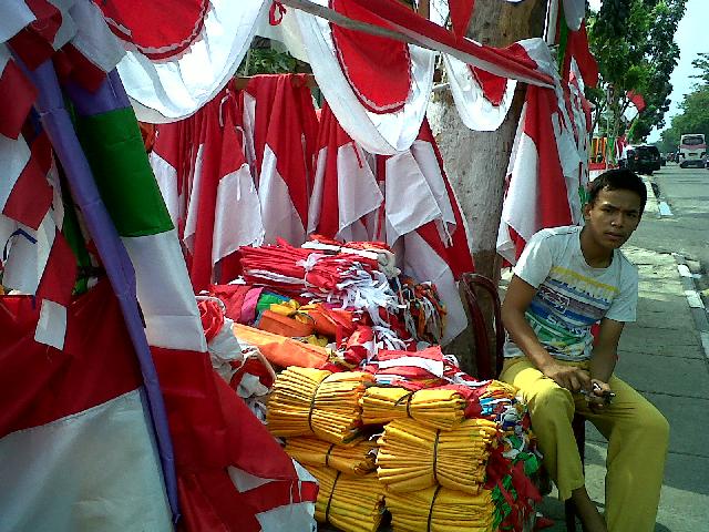Pedagang Bendera di Pekanbaru Sepi Pembeli