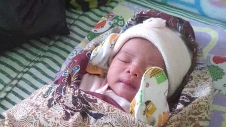 Menyedihkan, Bayi Perempuan Baru Lahir Ditinggal di Teras Rumah Warga