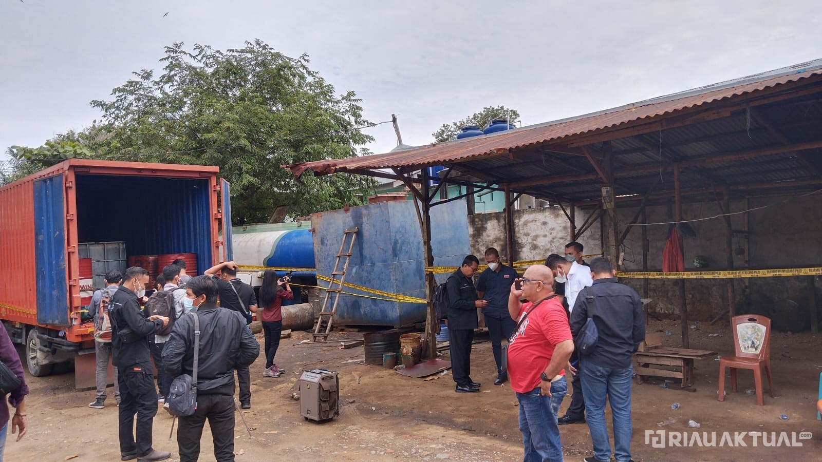 Ditreskrimsus Polda Riau Bongkar Gudang BBM Jenis Solar Oplosan