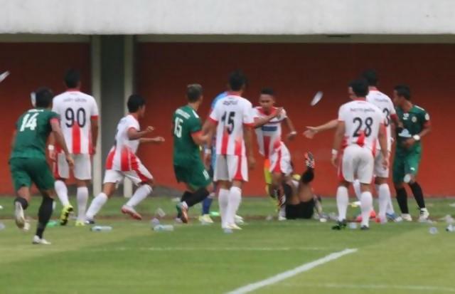 Video Kebrutalan Pemain Persinga Ngawi Keroyok Wasit ISC B di Sleman