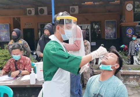 Puluhan Pengunjung Tempat Hiburan Malam di Tes Swab
