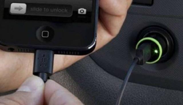 Haram-Halal Ngecas HP di Mobil Saat Macet