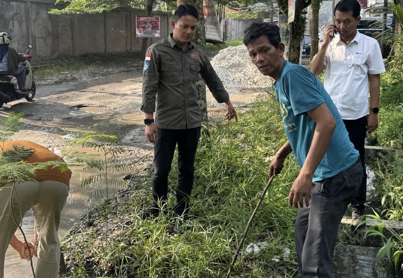 Ketua Fraksi Demokrat DPRD Pekanbaru Tinjau Kerusakan Jalan Swakarya, Desak PUPR Segera Perbaiki