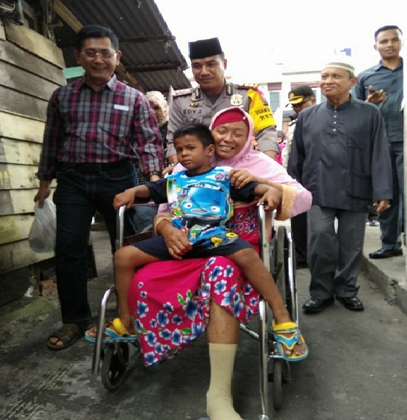 Tim Jumat Barokah Bantu Si Penjual Mpek-mpek dan Kerupuk Menggunakan Kursi Roda