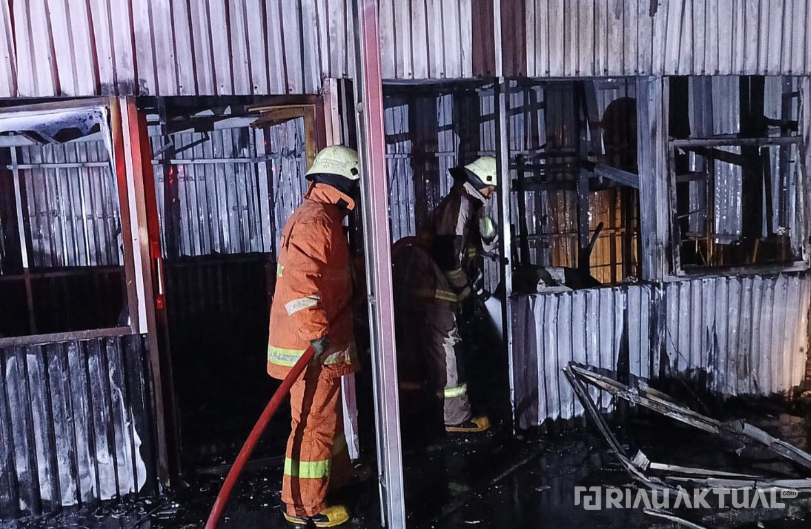 Kebakaran Hanguskan Kantor dan Bedeng Pembuat Batako di Pekanbaru