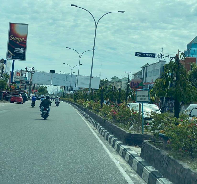 Walikota Pekanbaru Marah Besar, Minta OPD Juga Potong Tiang Reklame Ilegal