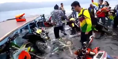 Detik-detik Kapal Rombongan Motor Trail Nyaris Tenggelam