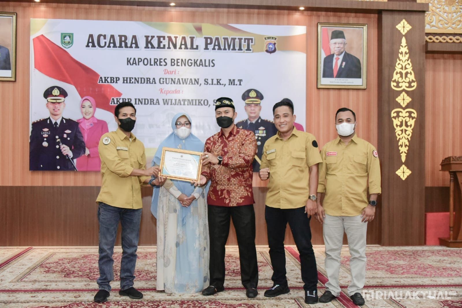 PWI Bengkalis Berikan Penghargaan Kepada AKBP Hendra Gunawan 